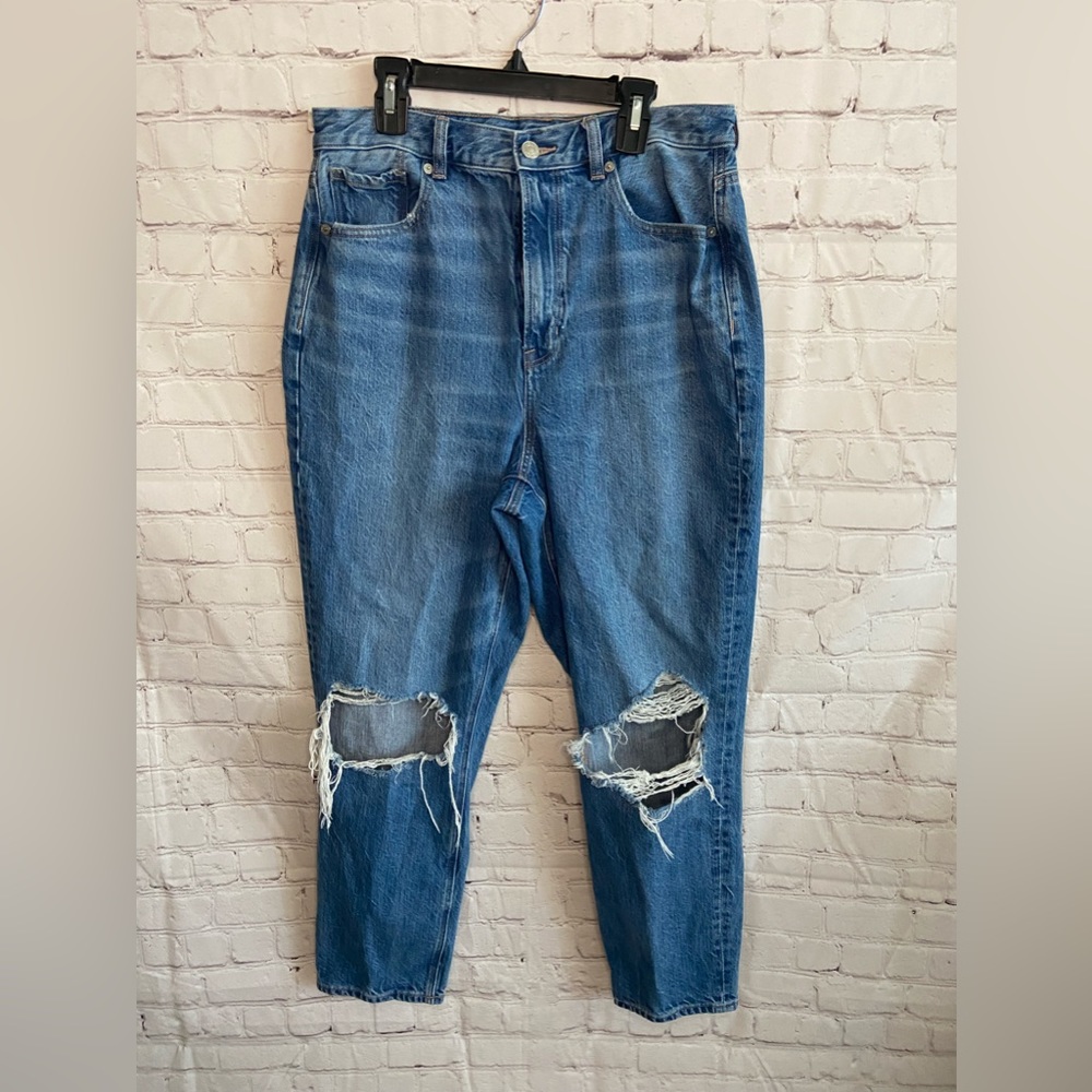 Women’s American Eagle Medium Wash Highest Rise Distressed Mom Jean Size 10 Reg